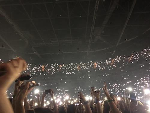 Crowd in the O2 holding their phone's flashlights.